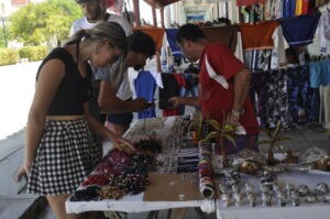 Gibara, una pequeña ciudad del este de Cuba, es un ejemplo de cómo sobreviven las localidades que vivieron un auge con el turismo y cuya caída fuerza a sus habitantes a depender sobre todo de las remesas. Aunque en el caso de Gibara, el Festival Internacional de Cine Pobre la hace revivir por unos días y añorar tiempos pasados.