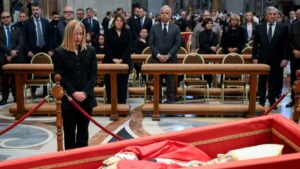 Giorgia Meloni despidió al papa Francisco en la basílica de San Pedro