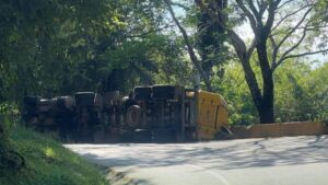 Hay cierre total entre La Pintada y Medellín por emergencia de camión con gas que se volcó en la vía