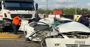 Impactante choque entre gandola de combustible y un vehículo
