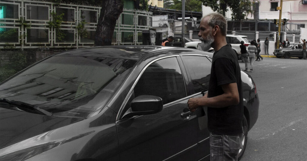 Indigente observa carro al azar durante media hora y asegura que eso es un trabajo