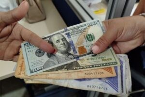 Informe IIES estima inflación en 220,94% y contracción económica de 2% al cierre de 2025
