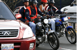 Investigan a un hombre que transportaba a 6 niños en moto sin casco