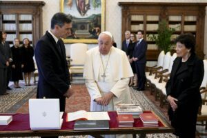 El presidente del Gobierno, Pedro Sánchez, el Papa Francisco y la embajadora española en el Vaticano, Isabel Celaá, durante una audiencia en la Biblioteca Apostólica del Vaticano, a 11 de octubre de 2024, en Ciudad del Vaticano