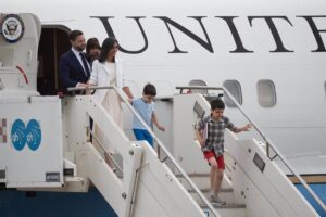 JD Vance llega a Roma para reunirse con Meloni apenas un día después de su encuentro con Trump