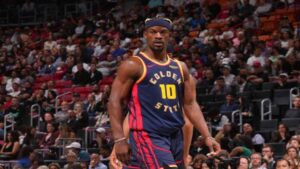Jimmy Butler tiene una contusión en el glúteo sin fracturas y es duda para el tercer duelo