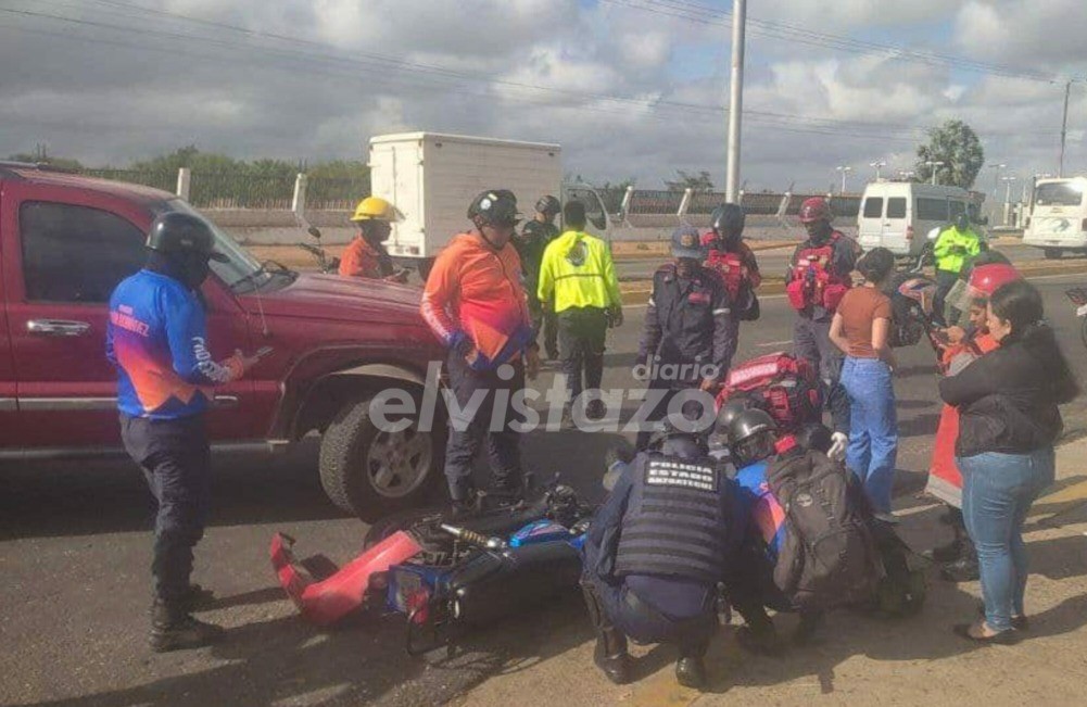Jóvenes de 19 y 20 años lesionados en accidente moto - vehículo cerca del CC Morichal Plaza