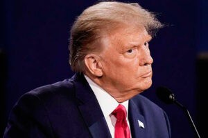 Juez considera que gobierno de Trump pudo cometer "desacato" por deportación de migrantes