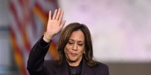 Kamala Harris reaparece para asegurar que no se va «a ninguna parte» tras su derrota contra Trump