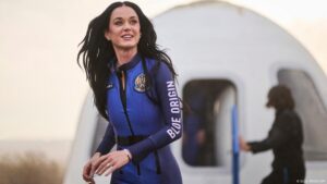Katy Perry cumple vuelo espacial junto a cinco mujeres más – DW – 15/04/2025