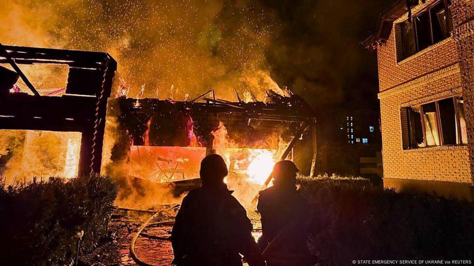 Kiev reporta explosiones y "ataque con misiles" – DW – 06/04/2025