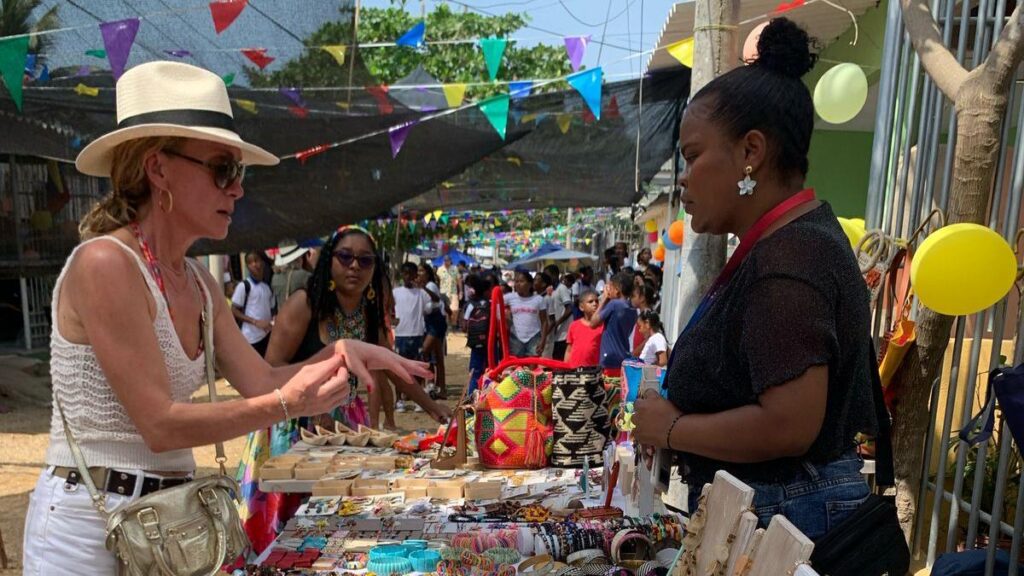 La Boquilla, el reino del tambor, puso a bailar a turistas franceses