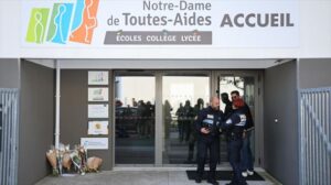 La Fiscalía confirma que el autor del apuñalamiento de Nantes tiene "una especie de fascinación" por Hitler