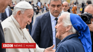 La amistad entre el papa Francisco y Geneviève Jeanningros, la monja francesa que ignoró el protocolo para orar ante el ataúd del pontífice