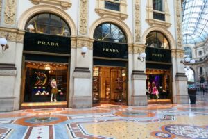 La casa de moda Prada anuncia la adquisición de Versace por 1.250 millones de euros - AlbertoNews