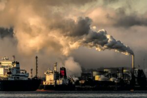 La economía mundial sería 28 billones de dólares más rica sin el calor extremo que causan 111 grandes emisores de carbono, encabezados por las grandes empresas de petróleo y gas, asegura un estudio nuevo estudio la revista científica Nature.