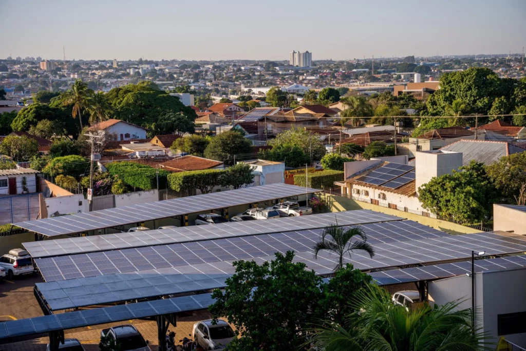 Los consumidores se han transformado en un actor central de la transición en América Latina, al generar su propia electricidad limpia e incluso venderla al sistema, mediante la llamada energía distribuida o ciudadana, que está teniendo una gran expansión en la región.