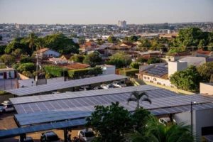 Los consumidores se han transformado en un actor central de la transición en América Latina, al generar su propia electricidad limpia e incluso venderla al sistema, mediante la llamada energía distribuida o ciudadana, que está teniendo una gran expansión en la región.