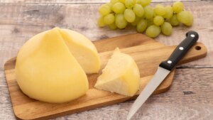 La historia del queso de tetilla, la variedad gallega que reivindica el cuerpo de la mujer