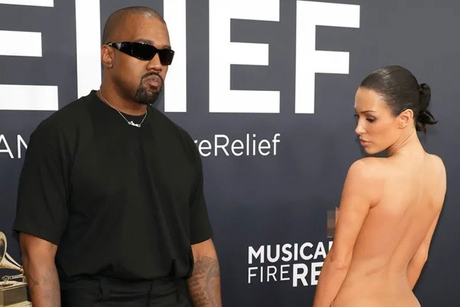 La larga historia de Kanye West presionando a las mujeres para que se desnuden por completo