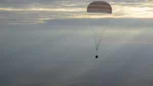 La nave rusa Soyuz regresa a la Tierra con dos astronautas rusos y uno estadounidense