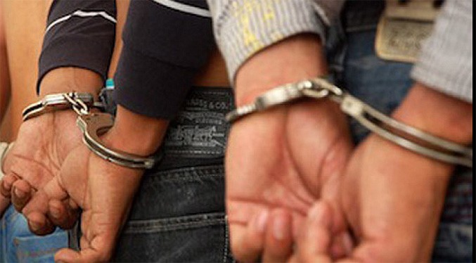 La obligan a hacer un trío y ahora pagarán 14 años de cárcel