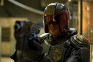 La película Dredd tiene una escena brutal con tres ametralladoras que hubiesen necesitado toneladas de munición en la vida real