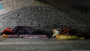 “La pobreza disminuye, pero la indigencia aumenta” – DW – 01/04/2025