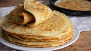 La receta sencilla de crepes sin harinas y altos en proteína con solo dos ingredientes