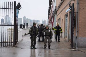 Las autoridades de EEUU trabajan para recuperar las piezas del helicóptero estrellado en el río Hudson