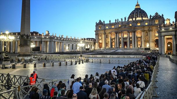 Las colas de cuatro horas de espera para ver al papa obligan a mantener abierta la basílica toda la noche
