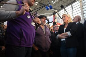 Le Pen asegura que no se rendirá tras denunciar su inhabilitación como una "cacería" y un ultraje
