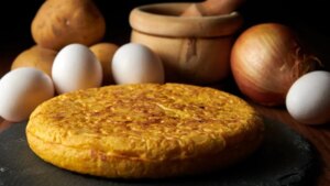 Le preguntamos a la IA sobre el eterno debate de la tortilla de patata: ¿con o sin cebolla?