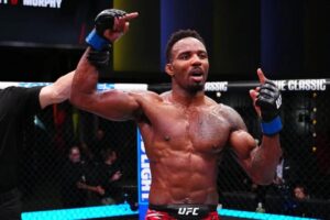 Lerone Murphy continúa su andadura hacia el cinturón de peso pluma a costa de Josh Emmett