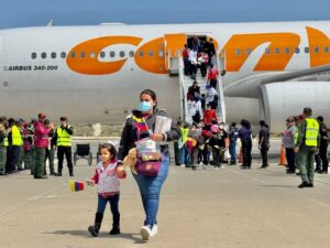 Llega a Venezuela un avión con 316 migrantes, 142 de ellos niños, repatriados desde México