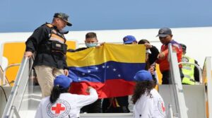 Llegan al país 313 migrantes desde México, entre ellos 151 niños