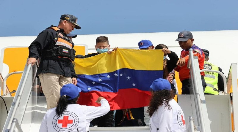 Llegan al país 313 migrantes desde México, entre ellos 151 niños