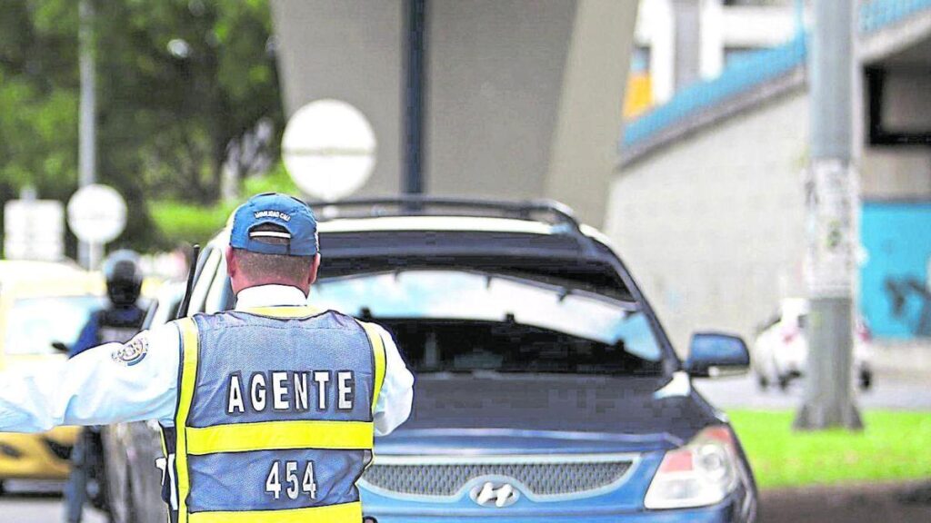 Lo que le espera al presunto agresor de agente de tránsito en Cali: lo amenazó con cuchillo en pleno centro