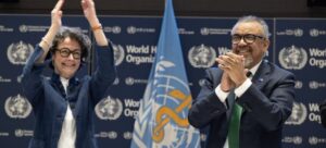 En el marco de la Organización Mundial de la Salud (OMS) logran un acuerdo mundial sobre pandemias, con la notoria ausencia de Estados Unidos. En la imagen, la copresidenta del Órgano Intergubernamental de Negociación, Anne-Claire Amprou, y el director general de la OMS, Tedros Adhanom Ghebreyesus, celebran el acuerdo en Ginebra.