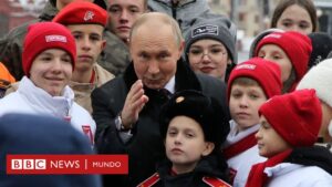 Los polémicos incentivos en Rusia para fomentar el embarazo de adolescentes ante el declive demográfico del país