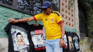 Los retos del proyecto de ley que busca prohibir la venta de artículos de Pablo Escobar