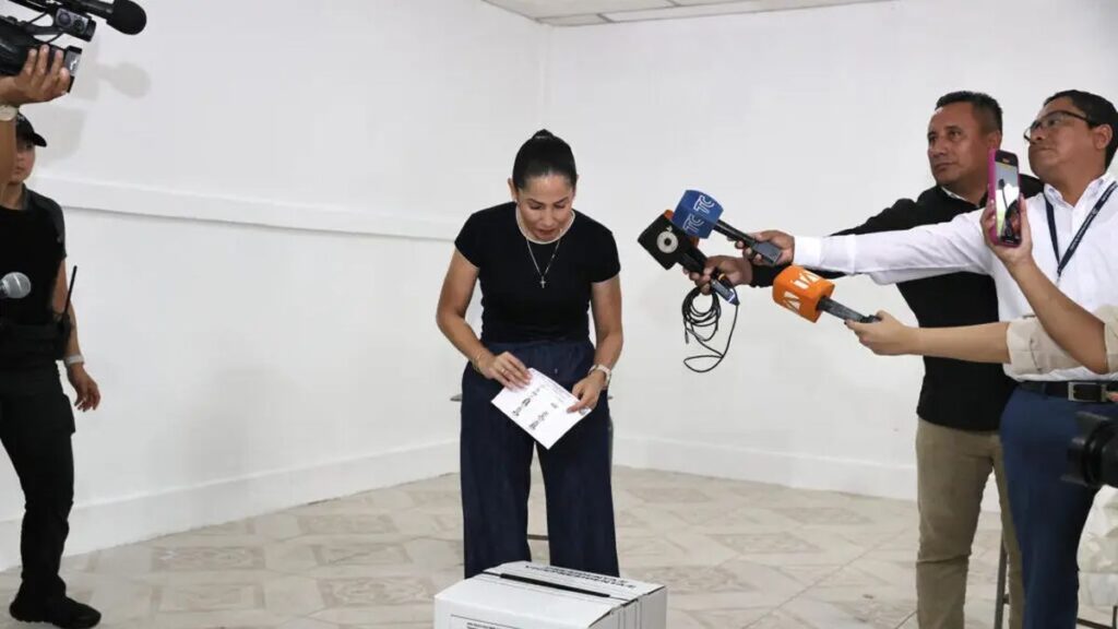 Luisa González votó y llamó a las fuerzas de seguridad a mantenerse neutrales