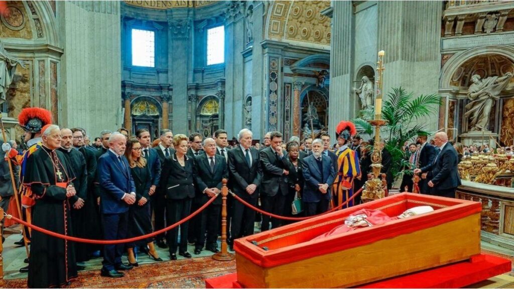 Lula da Silva y Emmanuel Macron despidieron al papa Francisco en la Basílica de San Pedro