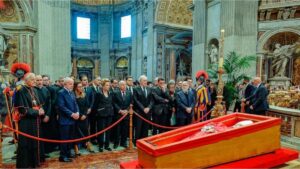 Lula da Silva y Emmanuel Macron despidieron al papa Francisco en la Basílica de San Pedro