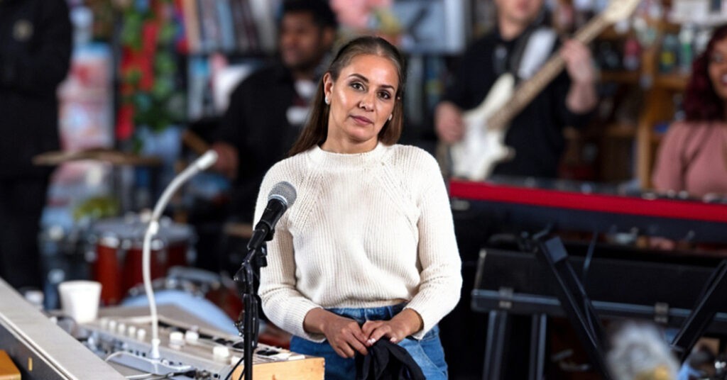 Madre desesperada monta sesión de Tiny Desk para que hijo la escuche