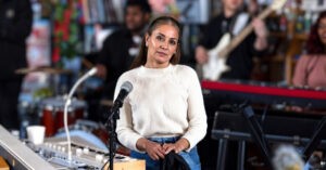 Madre desesperada monta sesión de Tiny Desk para que hijo la escuche