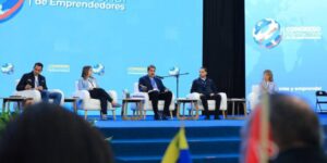 Nicolas-Maduro-y-a-Sergio-Lotortaro-como-nuevo-Ministro-para-la-Juventud-750x375