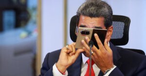 Maduro enfrenta crisis económica reenviando a 5 amigos el post de la prosperidad para recibir una bendición esta semana