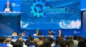 Maduro firma Decreto de Emergencia Económica