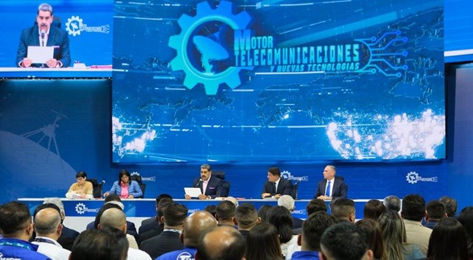 Maduro firma Decreto de Emergencia Económica